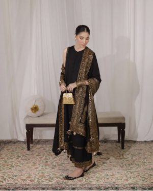 Gilded Embroidered Kurta Set - Image 3