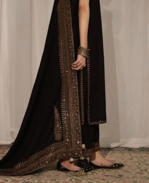 Gilded Embroidered Kurta Set - Image 7