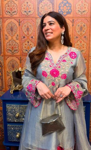 Elegant Pakistani Suit Set - Image 4